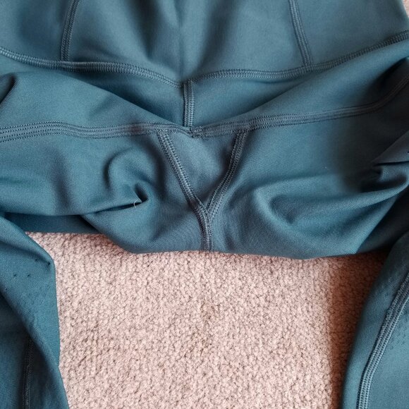 Lululemon Zoned In Tight 27" Senseknit in Green Jasper, size 4 - Picture 10 of 12